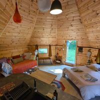 Vue intérieure du Kota, hébergement à l'ambiance boisée et nordique.