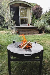 Brasero devant la roulotte. Tous nos hébergements sont équipés de brasero pour des soirées d'été conviviales.